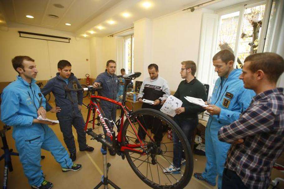  L’Astana  equipaggiata con le bici americane Specialized. Bettini